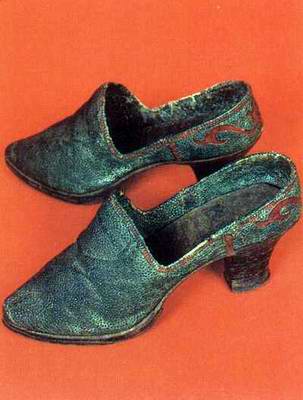 Kazakhstan people national clothes: woman's national shoes
