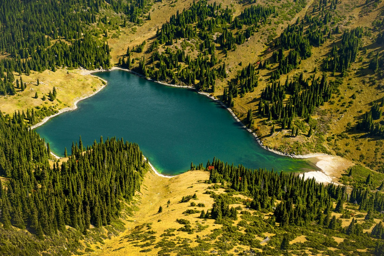 Ала түсті. Озеро Кольсай Казахстан. Национальный парк Кольсайские озёра. Кольсайские озёра 3 озеро. Озера Кунгей-Алатау.