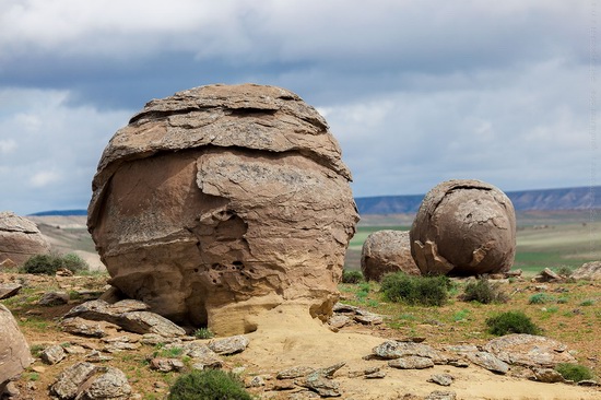 The field of spherical concretions Torysh in Mangistau, Kazakhstan, photo 2